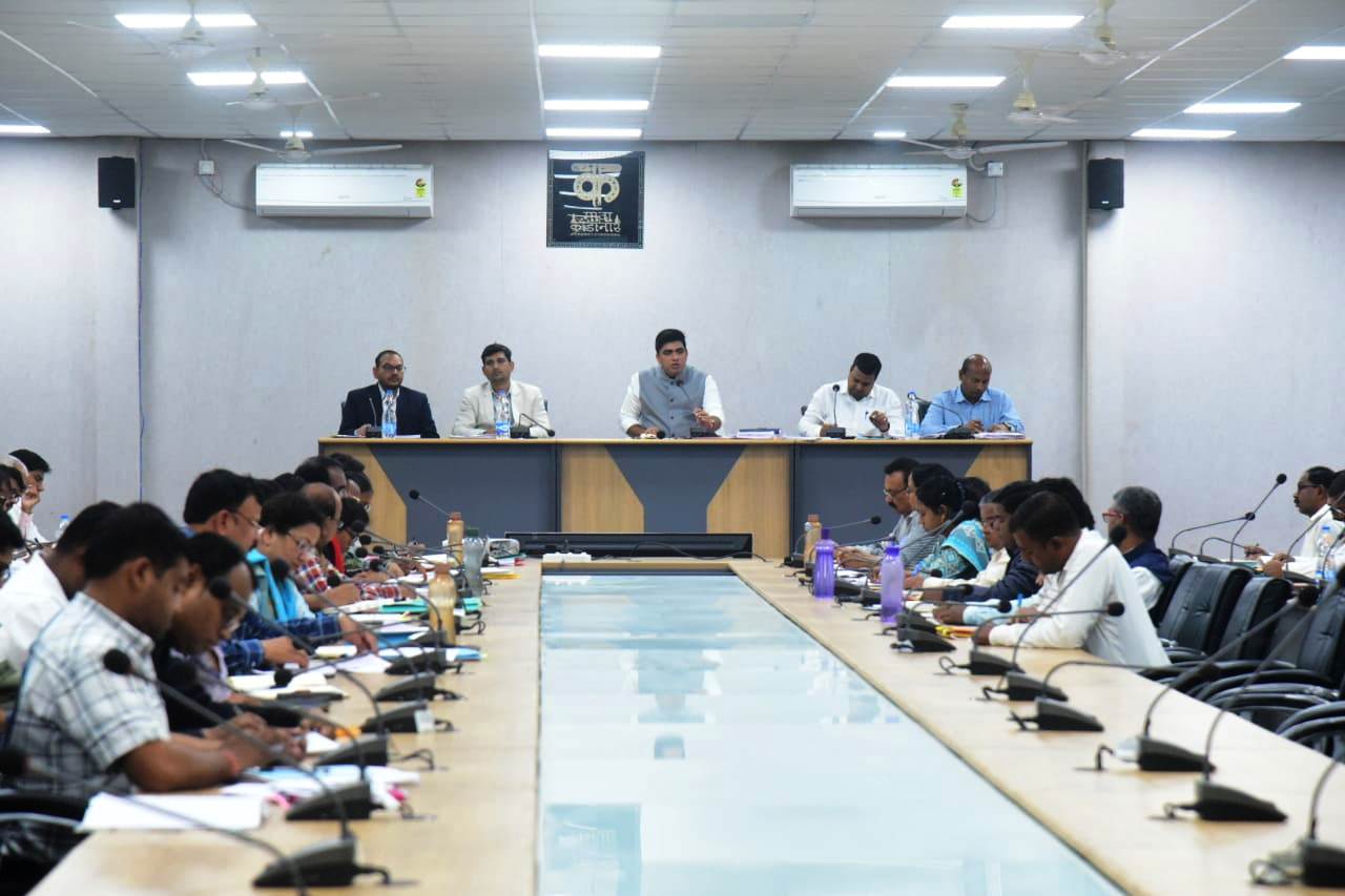 आवासों के निर्माण की धीमी गति पर कोण्डागांव सीइओ को नोटिस...