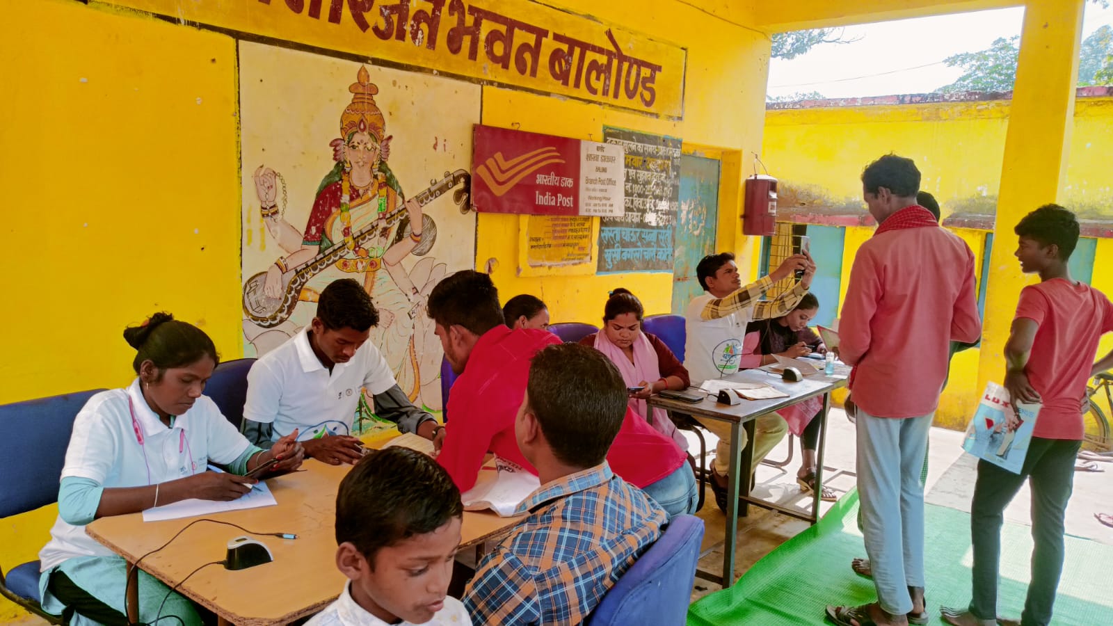 ग्रामीणों को आयुष्मान कार्ड बनाने में सहयोगी हो रहे युवोदय कोंडानार चैम्प्स के स्वयंसेवक....