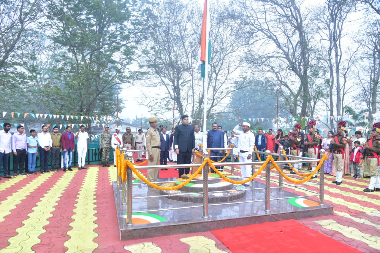 कलेक्टर कुणाल दुदावत ने कलेक्टोरेट में किया ध्वजारोहण...