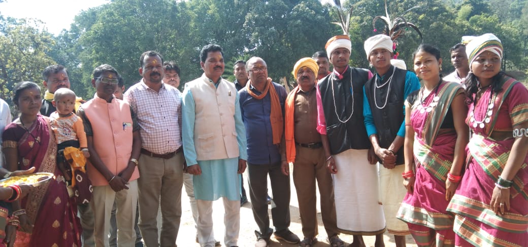 नवनिर्मित शीतला माता मंदिर  उद्घाटन में पहुंचे पूर्व विधायक सेवक राम नेताम..