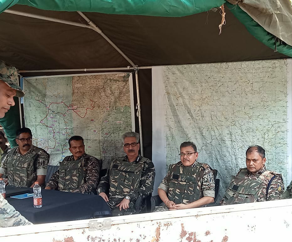 DGP अशोक जुनेजा पहुंचे टेकलगुड़ेम कैम्प..