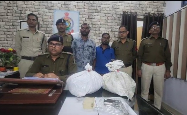पुलिस के हत्थे चढ़े दो गांजा तस्कर, देशी कट्टा के साथ 5 किलो गांजा किया जप्त...