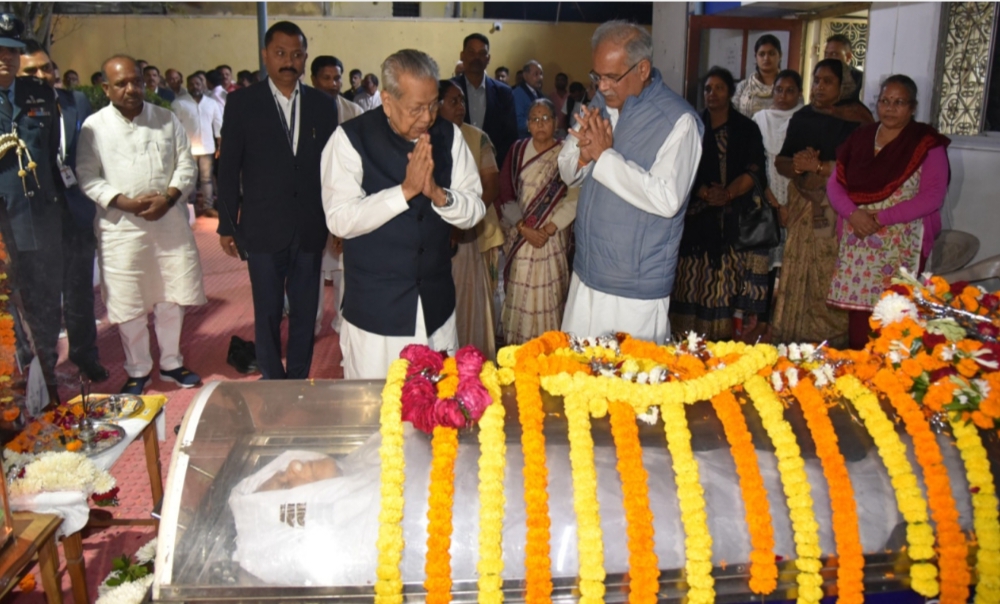 राज्यपाल हरिचंदन ने स्वर्गीय नंदकुमार बघेल को पुष्पांजलि अर्पित की