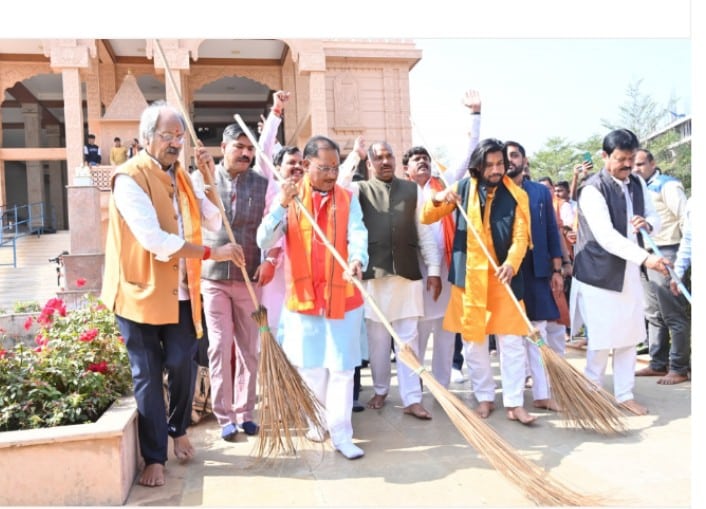 मुख्यमंत्री विष्णुदेव साय सहित अन्य मंत्री व विधायकों ने श्रीराम मंदिर परिसर में स्वच्छता अभियान के तहत झाड़़ू लगाकर की साफ-सफाई