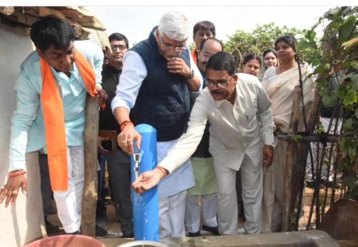 केन्द्रीय मंत्री गजेन्द्र सिंह शेखावत और उपमुख्यमंत्री अरुण साव पहुंचे कमार परिवारों के बीच...