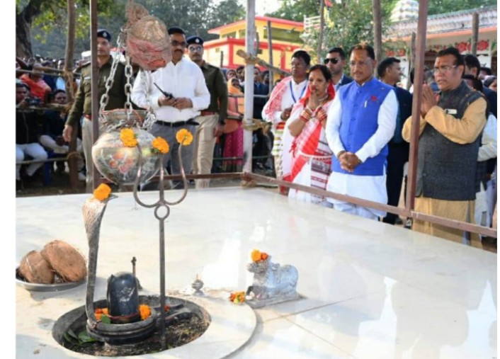 मुख्यमंत्री विष्णु देव साय ने भगवान शिव व राधा-कृष्ण मंदिर पहुंचकर किया दर्शन..