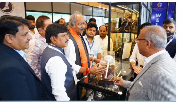 मंत्री बृजमोहन अग्रवाल ने श्रीरामलला पर आधारित आभूषण उत्सव का किया शुभारंभ..