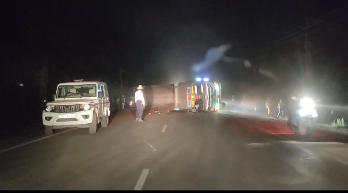 NH 30 पर अनियंत्रित होकर पलटी ट्रक....