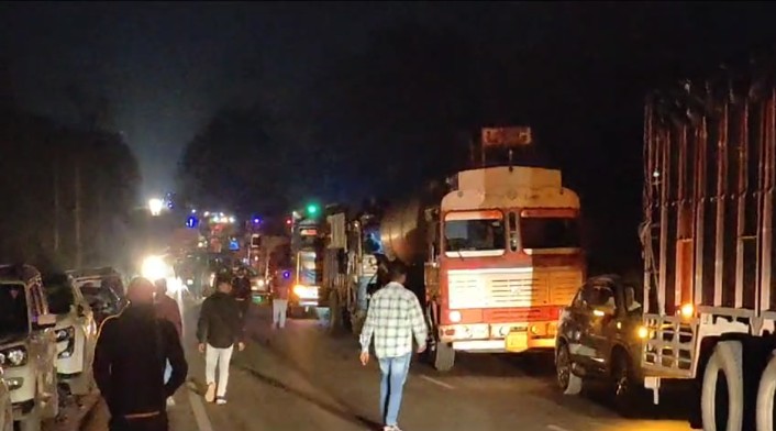 NH 30 अनियंत्रित पलटी ट्रक से टकराई दो और ट्रक, ट्रक में फंसा चालक...