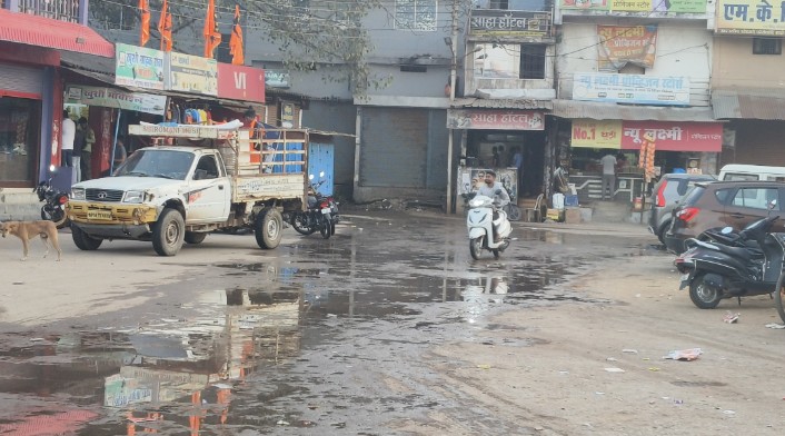 नगर पालिका प्रशासन की बस स्टैंड की नाली जाम राहगीर हो रहे परेशान...