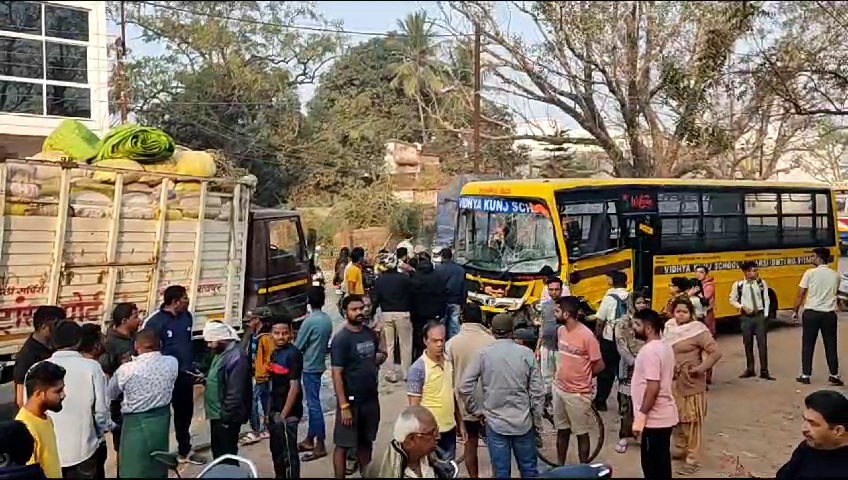 स्कूली बस ट्रक में जबरदस्त टक्कर 6 से ज्यादा घायल दो गम्भीर...