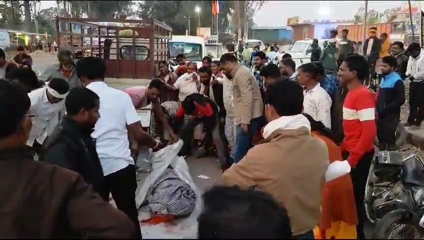 ट्रक ने मारी मोटरसाइकिल को टक्कर, मौके पर मोटरसाइकिल चालक की मौत..