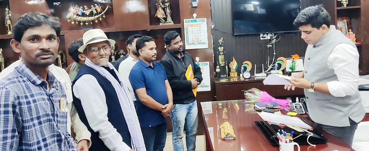 ओबीसी महासभा छग ने कलेक्टर को राज्यपाल व मुख्य मंत्री नाम सौंपा ज्ञापन