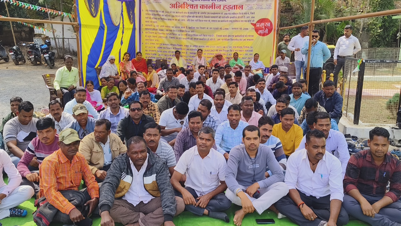 वनकर्मी अपनी 4 सूत्रीय मांगों को लेकर अनिश्चितकालीन हड़ताल पर...