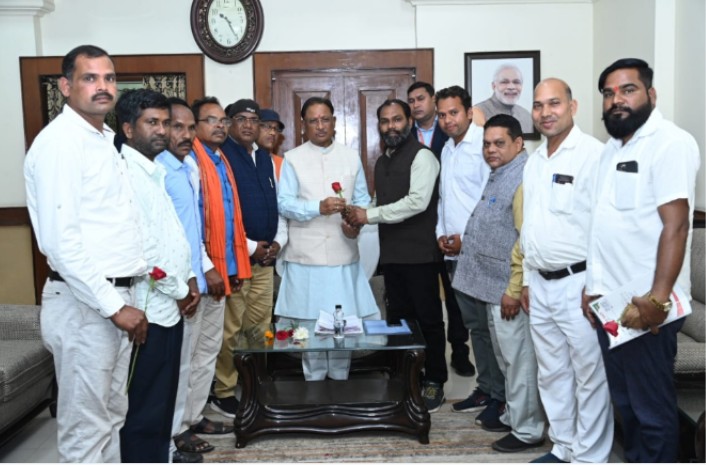 मुख्यमंत्री साय से श्री गुरु गद्दी एवं सतनाम विकास समिति-पताढ़ी धाम के प्रतिनिधिमंडल ने की  मुलाकात..