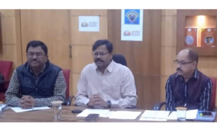 कटारा ने ली बैठक : प्रदेश में कम साक्षरता दर वाले पिछड़े जिलों को शत प्रतिशत साक्षर बनाएं