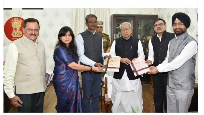 राज्यपाल हरिचंदन को राज्य वित्त आयोग के अध्यक्ष मिंज ने आयोग का प्रतिवेदन सौंपा..