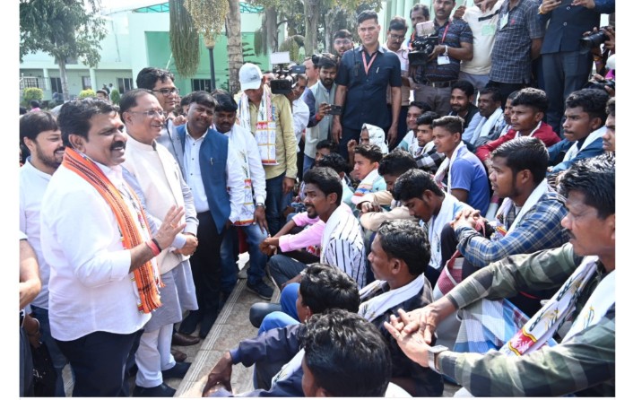 हिड़मा के गांव के लोगों को मुख्यमंत्री ने दिखाया लोकतंत्र का मंदिर...