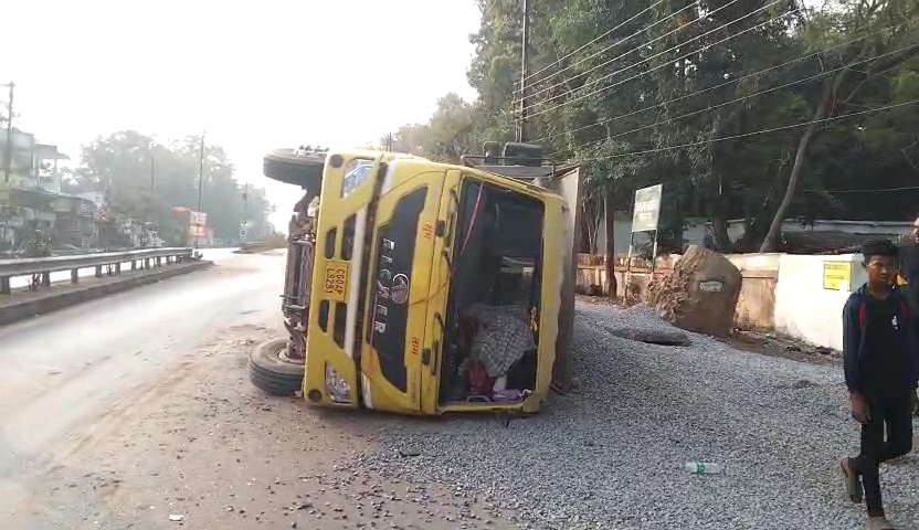 गिट्टी से भरी टिपर अनियंत्रित होकर पलटी...