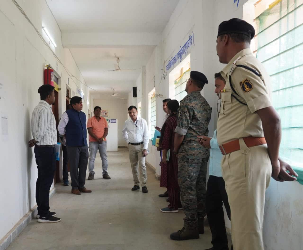 बस्तर लोकसभा के पुलिस प्रेक्षक ने ईव्हीएम स्ट्रांग रूम की सुरक्षा व्यवस्थाओं का किया निरीक्षण...
