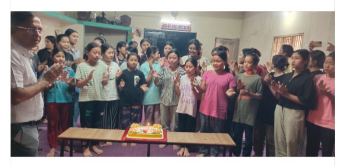 शबरी कन्या आश्रम की छात्राओं ने मनाया मंत्री रामविचार नेताम का जन्म दिवस..