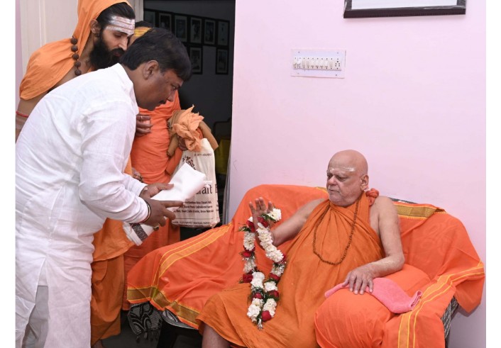 पीठाधीश्वर शंकराचार्य श्री निश्चलानंद सरस्वती महाराज से वन मंत्री केदार कश्यप ने लिया आशीर्वाद..