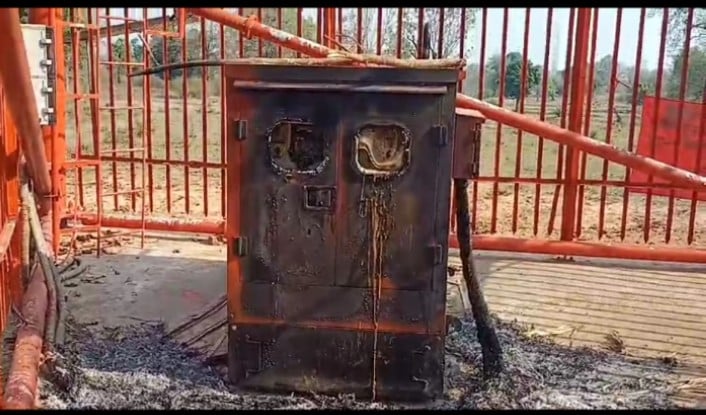 नक्सलियों ने किया टावर में लगाया आग,बांधे बैनर पोस्टर...