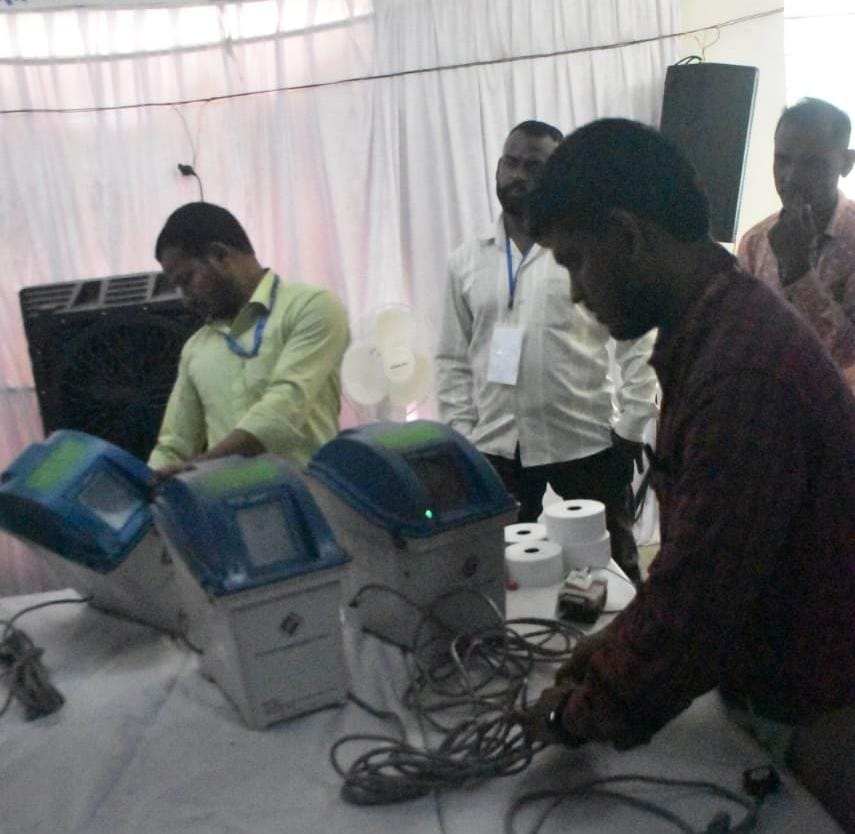 <em>प्रथम चरण के मतदान हेतु ईवीएम कमिशनिंग का कार्य हुआ सम्पन्न</em>