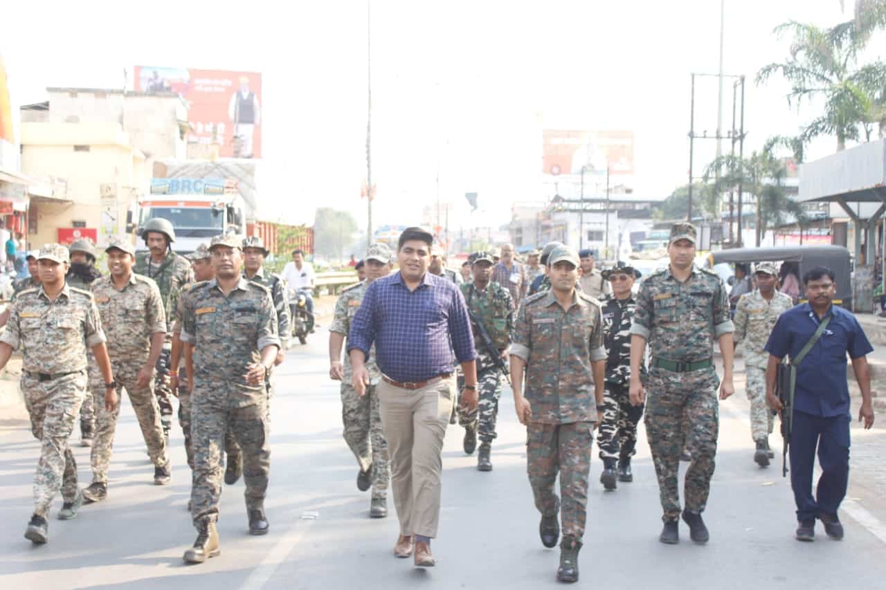 <em>कलेक्टर एवं पुलिस अधीक्षक ने लोकसभा निर्वाचन में शांति एवं कानून व्यवस्था बनाये रखने हेतु निकाला फ्लैग मार्च</em>