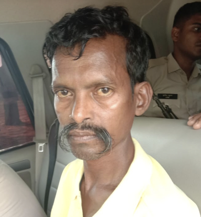 सुरजू  टेकाम के घर पुलिस की रेड में बारूद,डेटोनेटर, नक्सल साहित्य सहित सुरजू टेकाम को पुलिस ने किया गिरफ्तार...