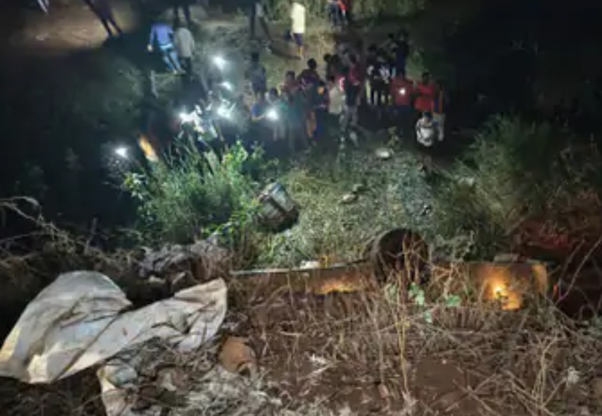 कर्मचारियों से भरी बस गिरी खाई में, 13 की मौत...