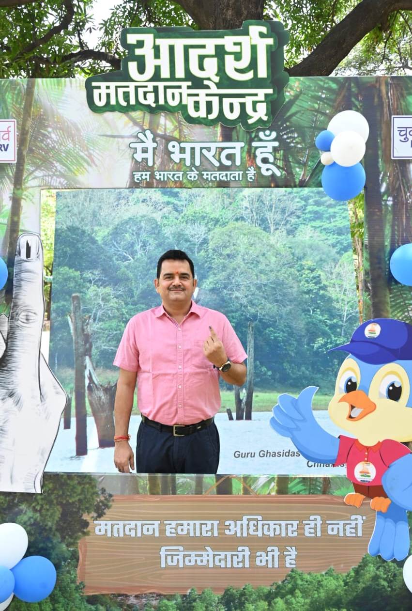 जनसंपर्क सचिव ने किया मतदान...