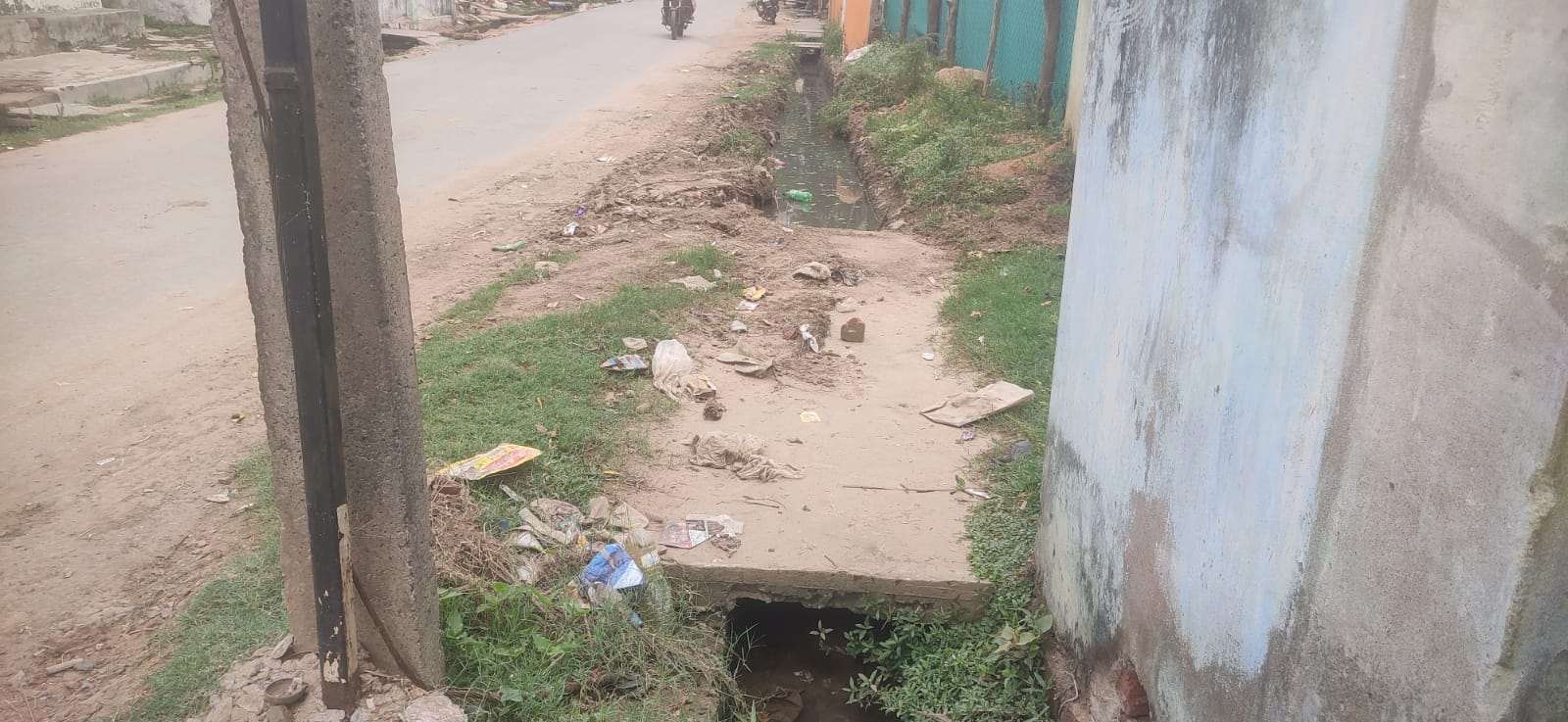 बारिश में सड़कों पर जल भराव का विभाग कर रहा इंतजार, तंग नालियों से परेशान लोग