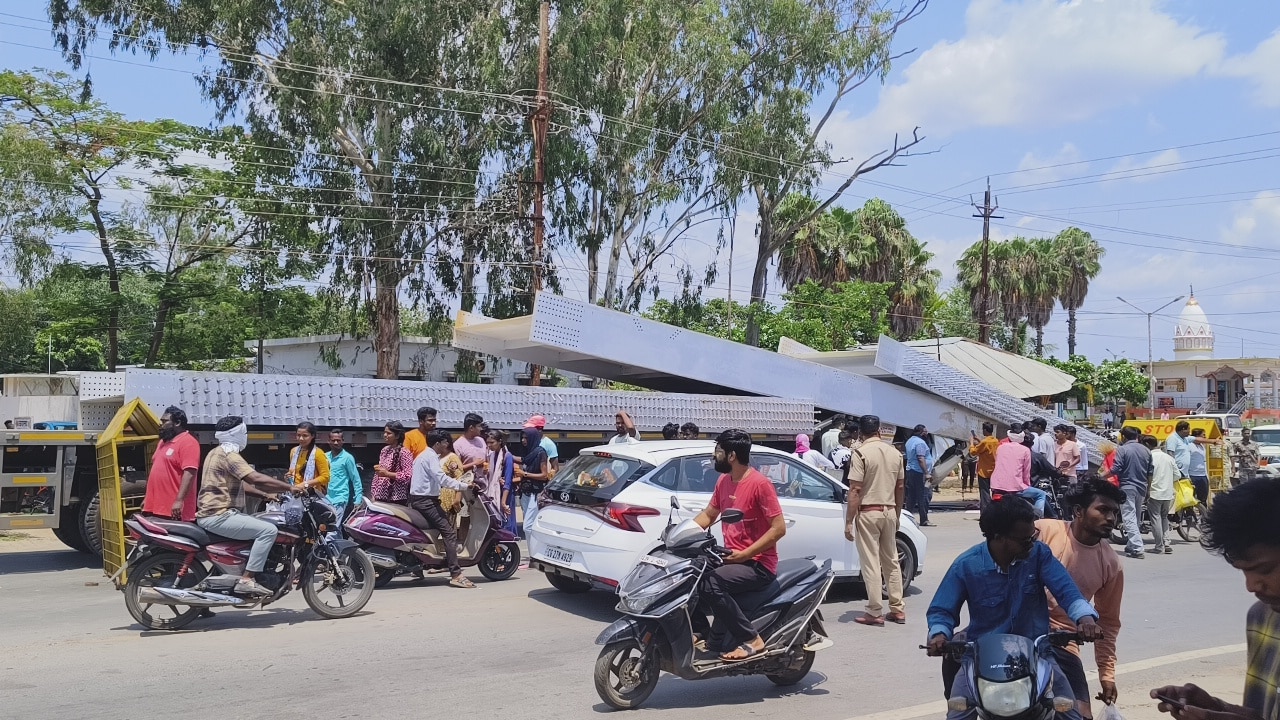 लोहे के ब्रिज से भरा ट्राला की चेन टूटने से ड्राइवर केबिन दबकर हुई मौत…