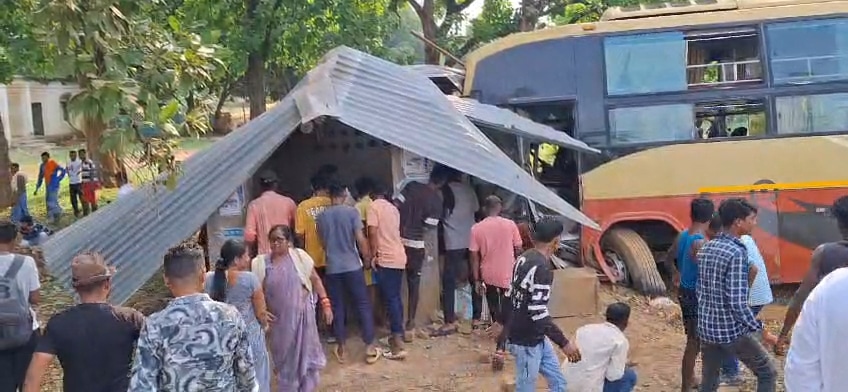 टायर फटने से अनियंत्रित होकर दुकान में घुसी बस, चालक परिचालक की हुई मौत...