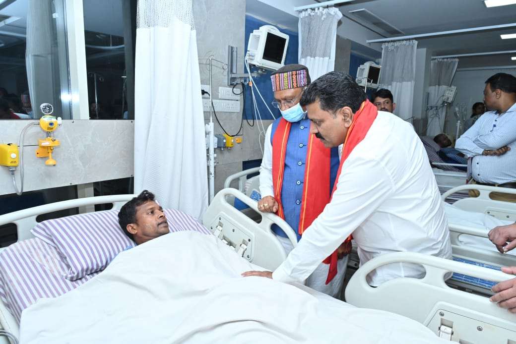 मुठभेड़ में घायल जवानों से मुलाकात करने अस्पताल पहुंचे मुख्यमंत्री व उप मुख्यमंत्री