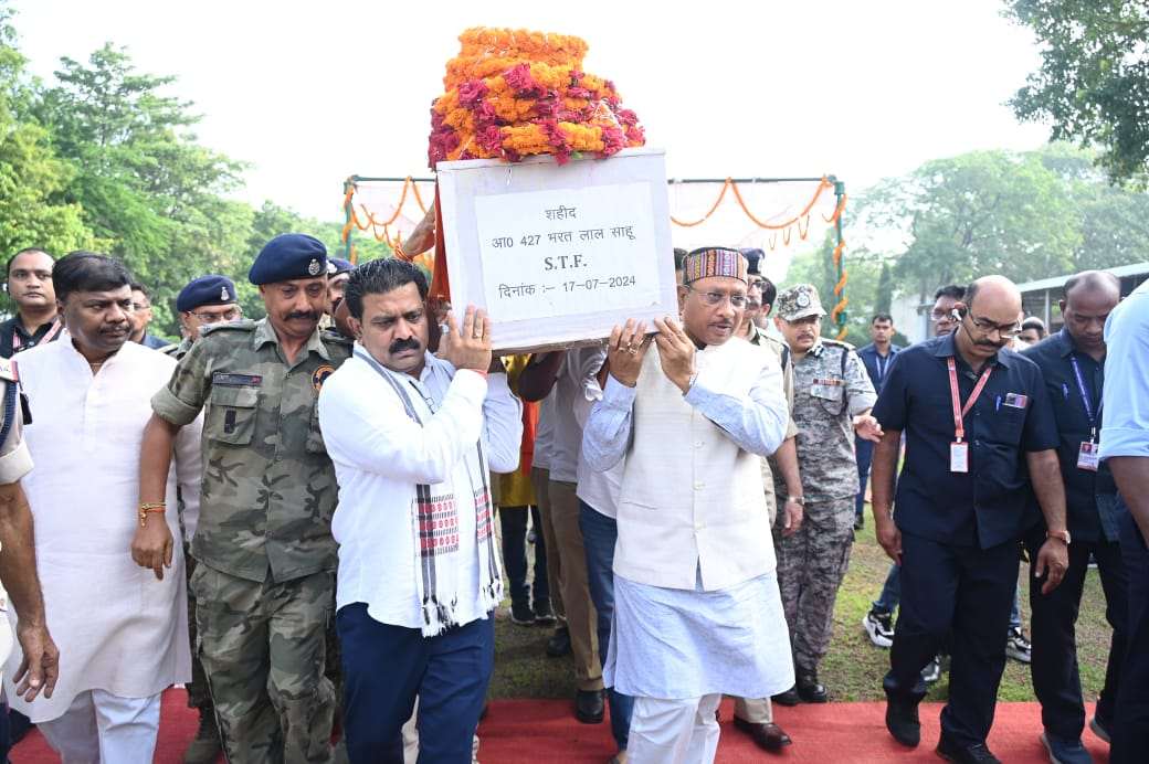 मुख्यमंत्री, उप मुख्यमंत्री ने माओवादियो द्वारा किये गए आईईडी ब्लास्ट में शहीद हुए जवान को दी श्रद्धांजलि...