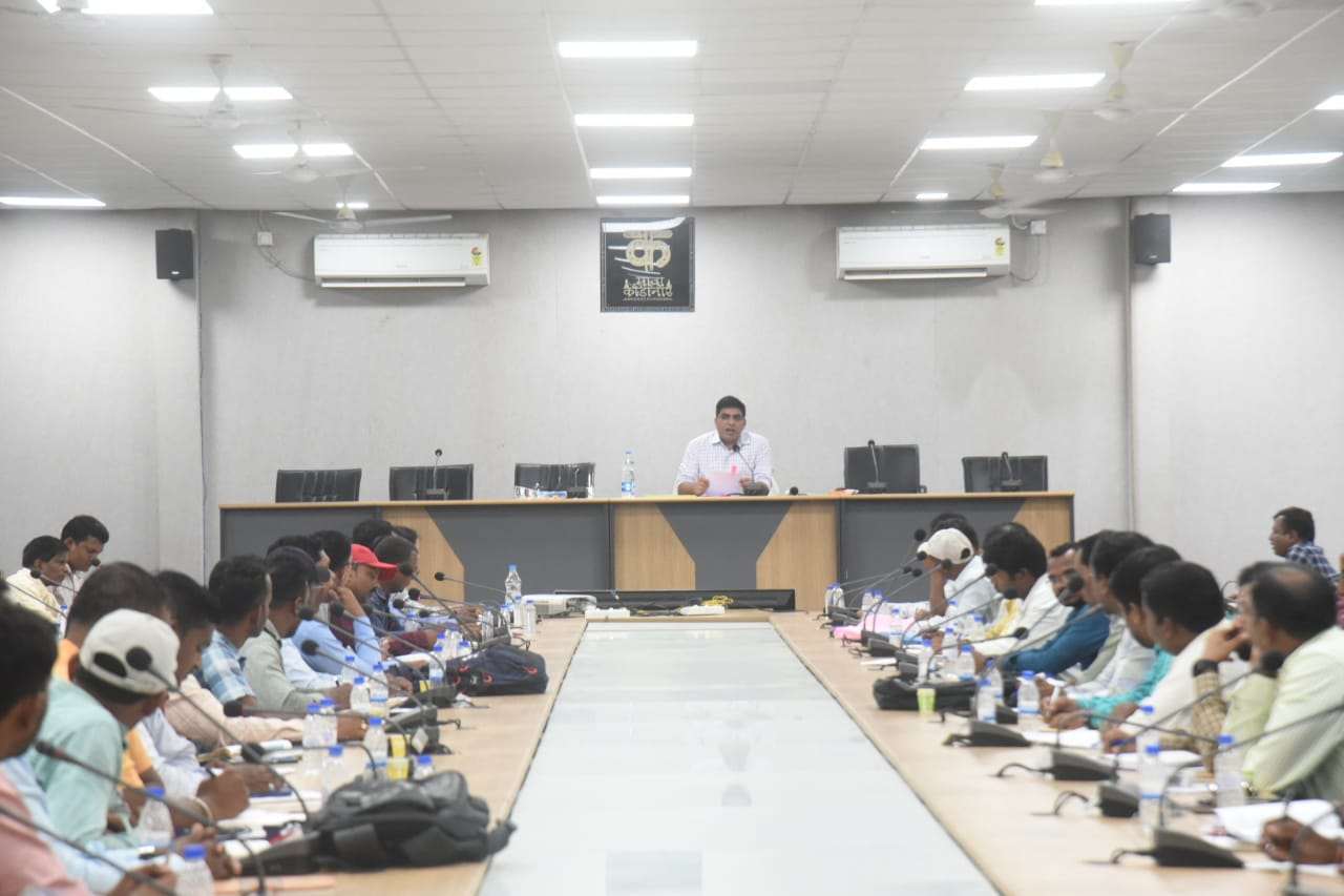 कलेक्टर कुणाल दुदावत ने ली आश्रम-छात्रावास अधीक्षकों की बैठक...