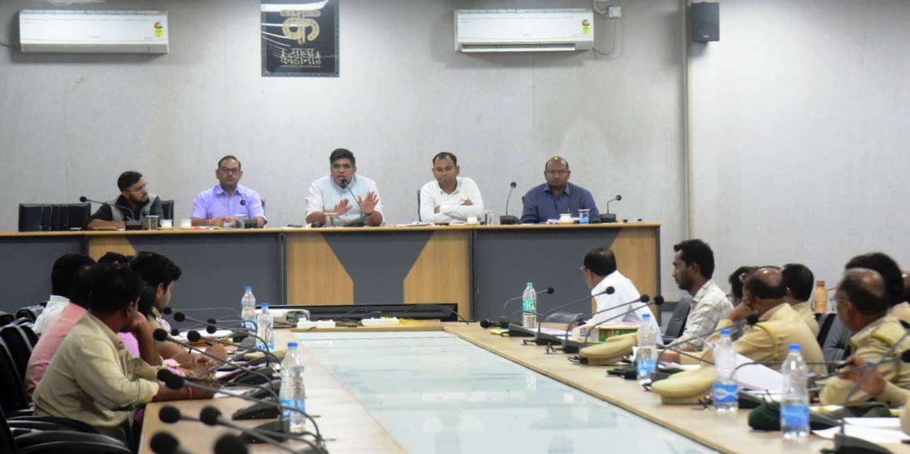 राजस्व विभाग के कार्यों की समीक्षा समय-सीमा के भीतर प्रदान करें सेवाएं- कलेक्टर दुदावत