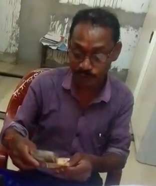 कलेक्टर कुणाल दुदावत ने  रिश्वत लेने वाला कर्मचारी को किया तत्काल निलंबित...