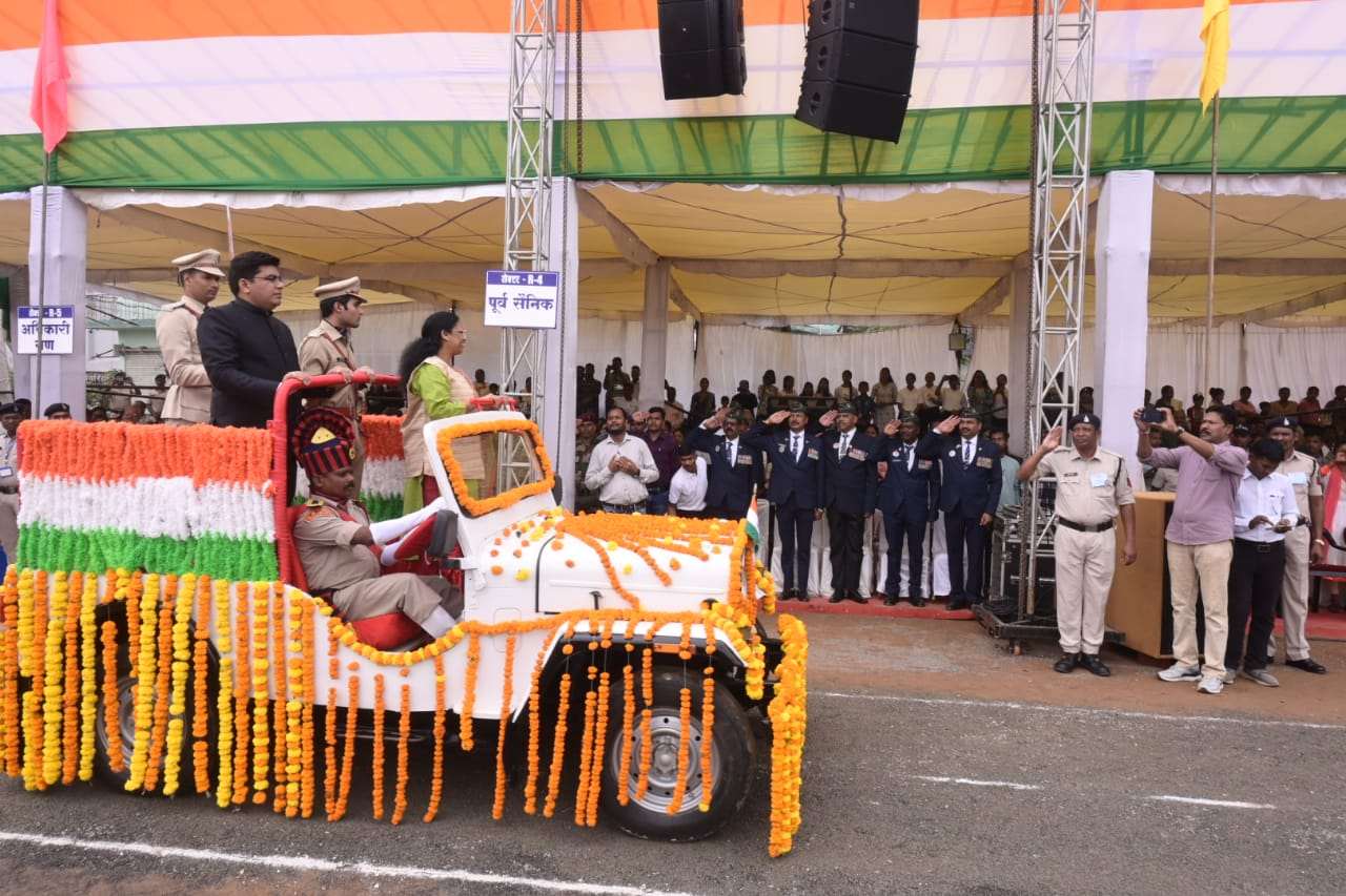 विधायक सुश्री लता उसेण्डी ने ध्वजारोहण कर परेड की सलामी ली...