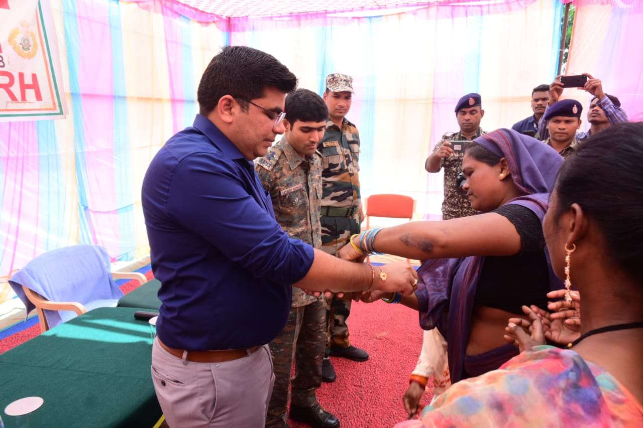रक्षाबंधन का उत्सव: राणापाल में जवानों के साथ महिलाओं ने राखी के धागों में पिरोया भाईचारे का संदेश....