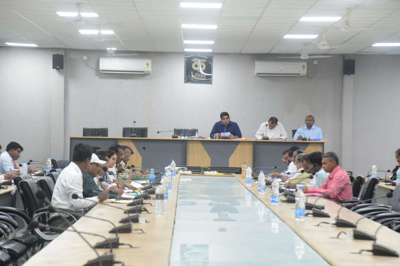 कलेक्टर ने समय-सीमा बैठक में विकास कार्यों की समीक्षा की...