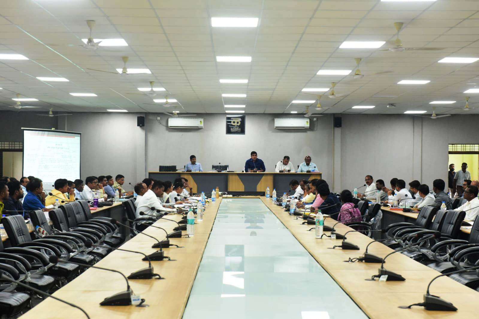 कलेक्टर कुणाल दुदावत ने समय-सीमा की बैठक में की विकास कार्यों की समीक्षा