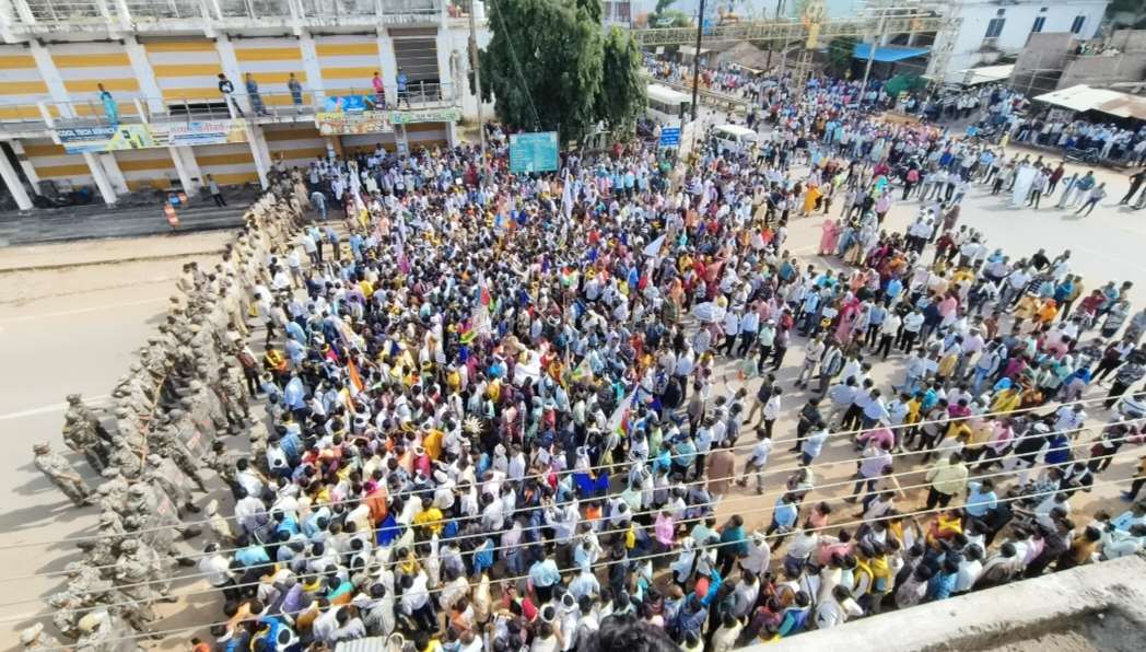 आंदोलनकारी मेन गेट तोड़कर जिला कार्यालय में किए प्रवेश...