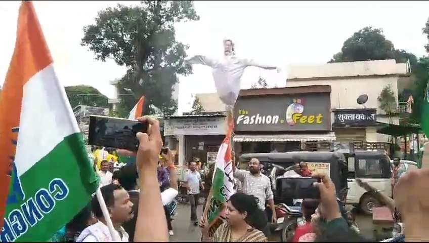 कांग्रेसियों ने किया मुख्य मंत्री व गृह मंत्री का पुतला दहन....