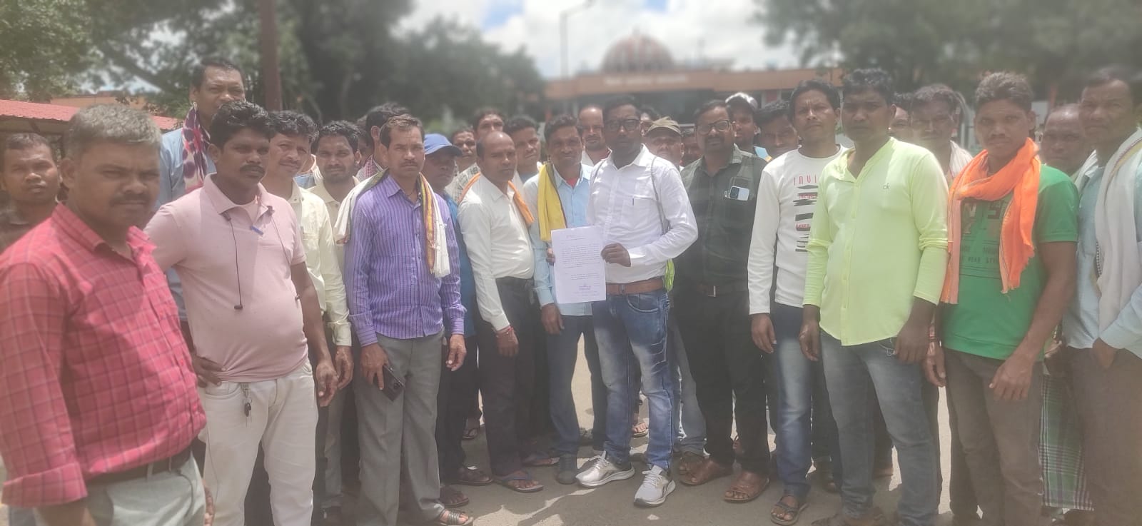 शिक्षकों की मांग को लेकर पालक पहुंचे कलेक्ट्रेट...