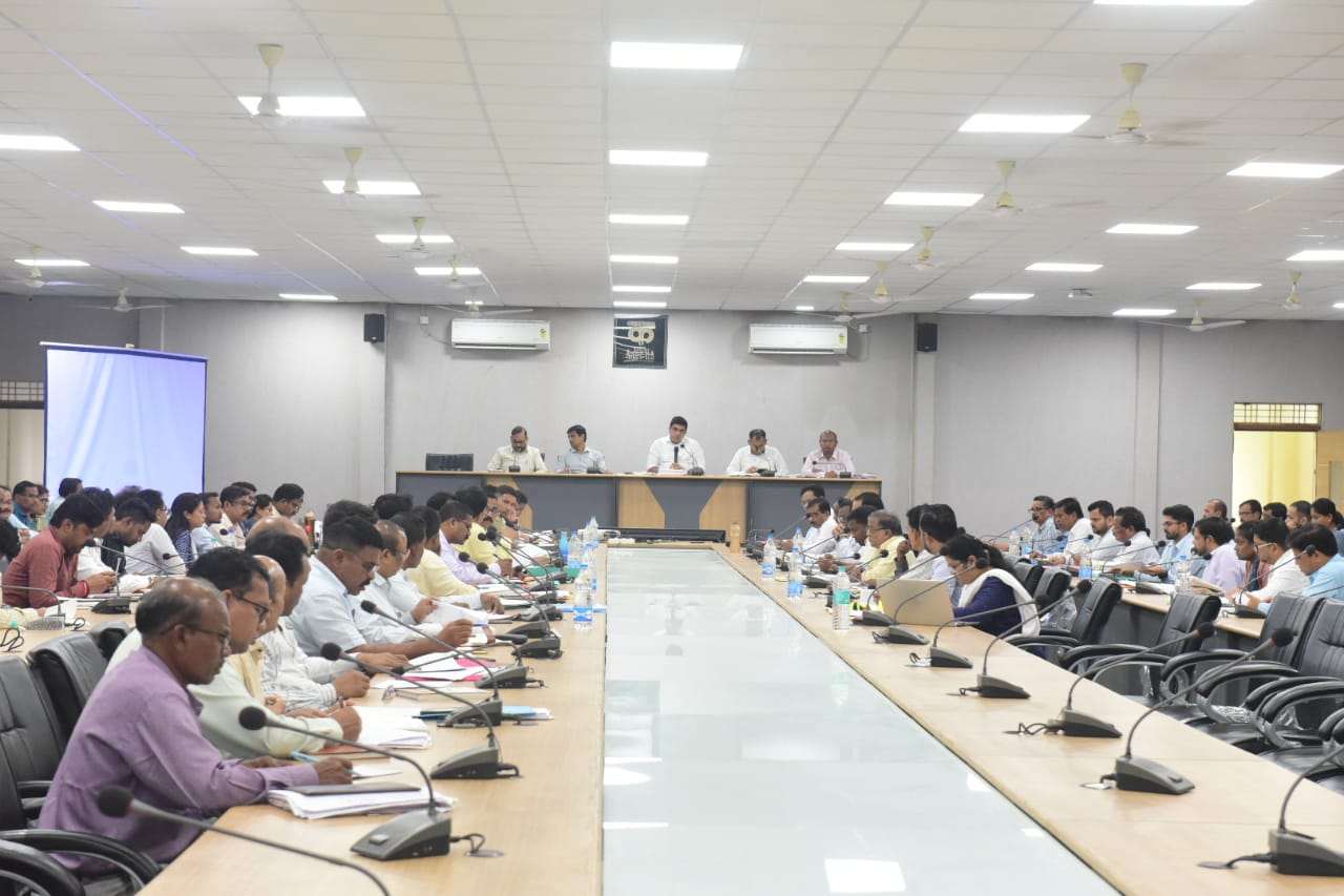 कलेक्टर ने समय-सीमा की बैठक में विकास कार्यों की समीक्षा की...