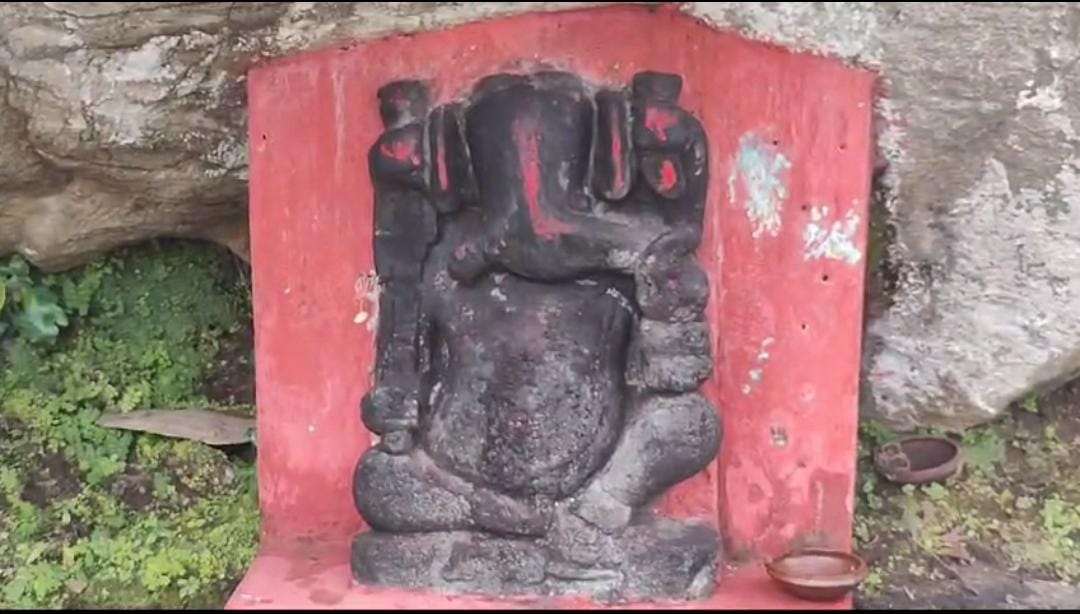 बड़ेडोंगर में भगवान गणेश की अनेक प्राचीन मूर्तिया स्थापित हैं ...