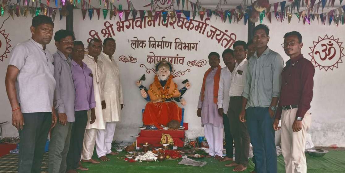 लोक निर्माण विभाग के प्रांगण में श्री गणेश एवं विश्वकर्मा जी का विधि विधान से पुजा अर्चना कर किया गया विसर्जन..
